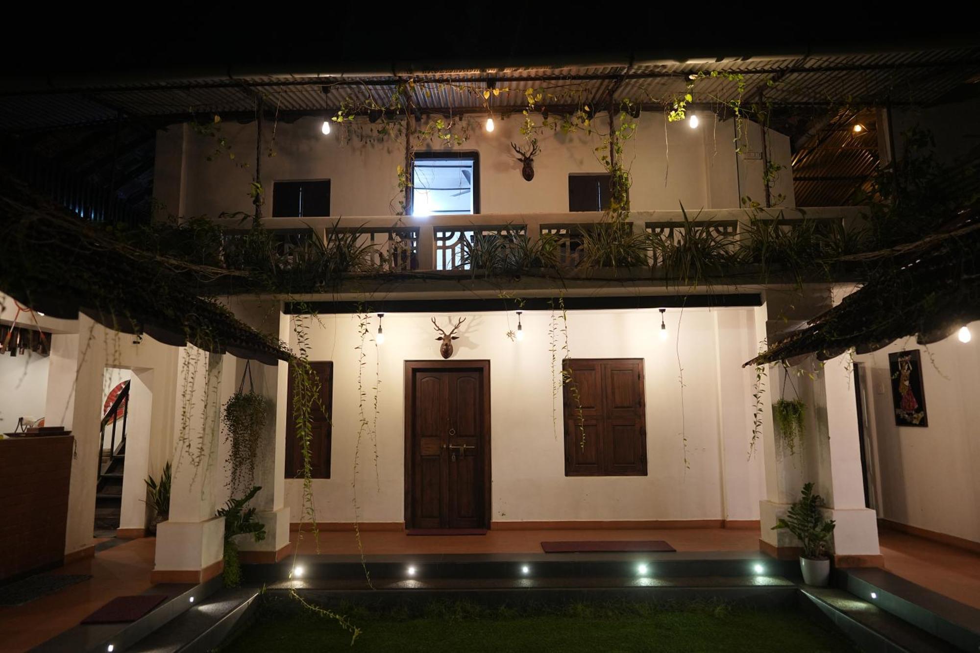 षाले Kayyalas Courtyard *